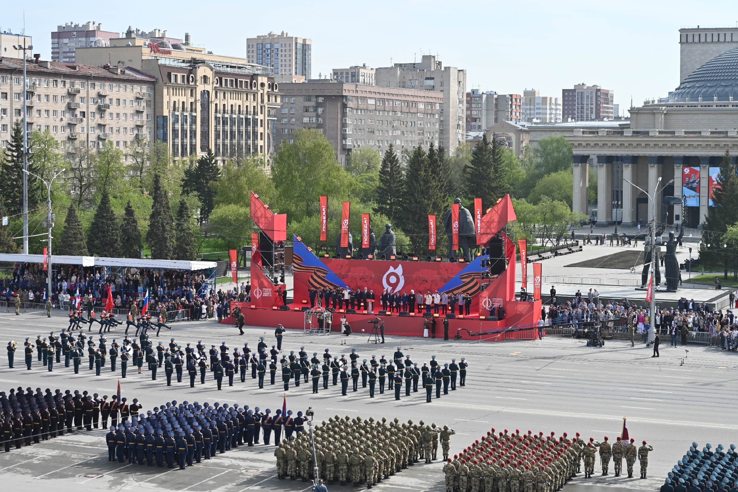 Великая Победа: в Новосибирске опубликованы 40 ярких кадров парада 9 Мая