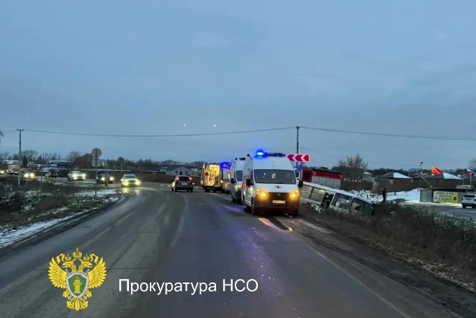 ДТП под Новосибирском: автобус съехал в кювет, восемь человек госпитализированы